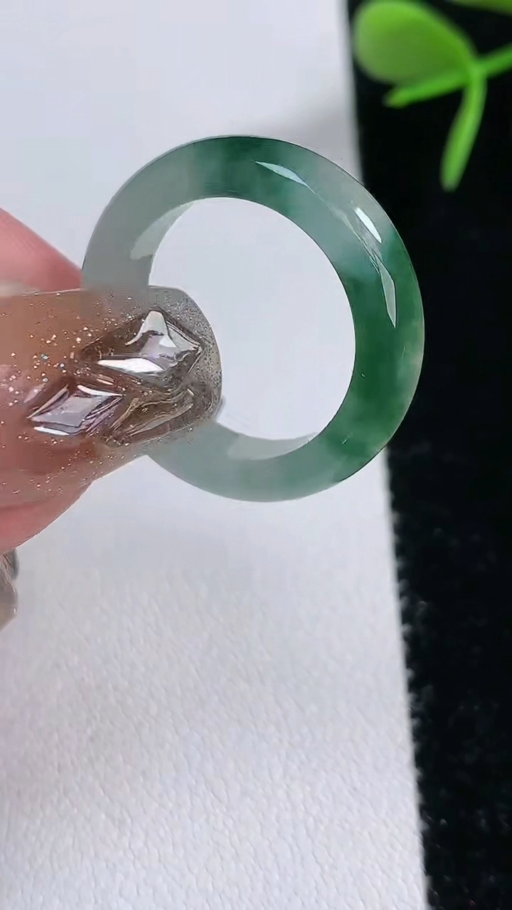 天然A货翡翠冰种飘花玉指环戒指，尺寸17-5.5-3.5，重量:3.77g2026年3月16日
工厂直销收藏佳品,种好水足，色泽均匀，有种有色，上手高大气！