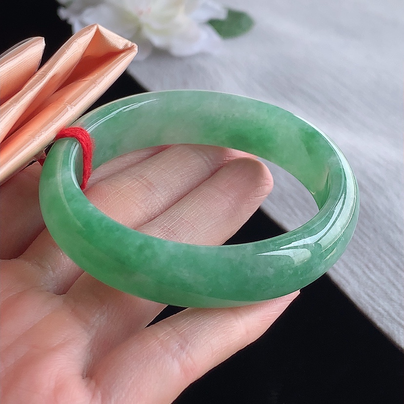 天然A货翡翠满绿贵妃手镯53-54圈口 
尺寸53.8-48-4.3-7mm 0315