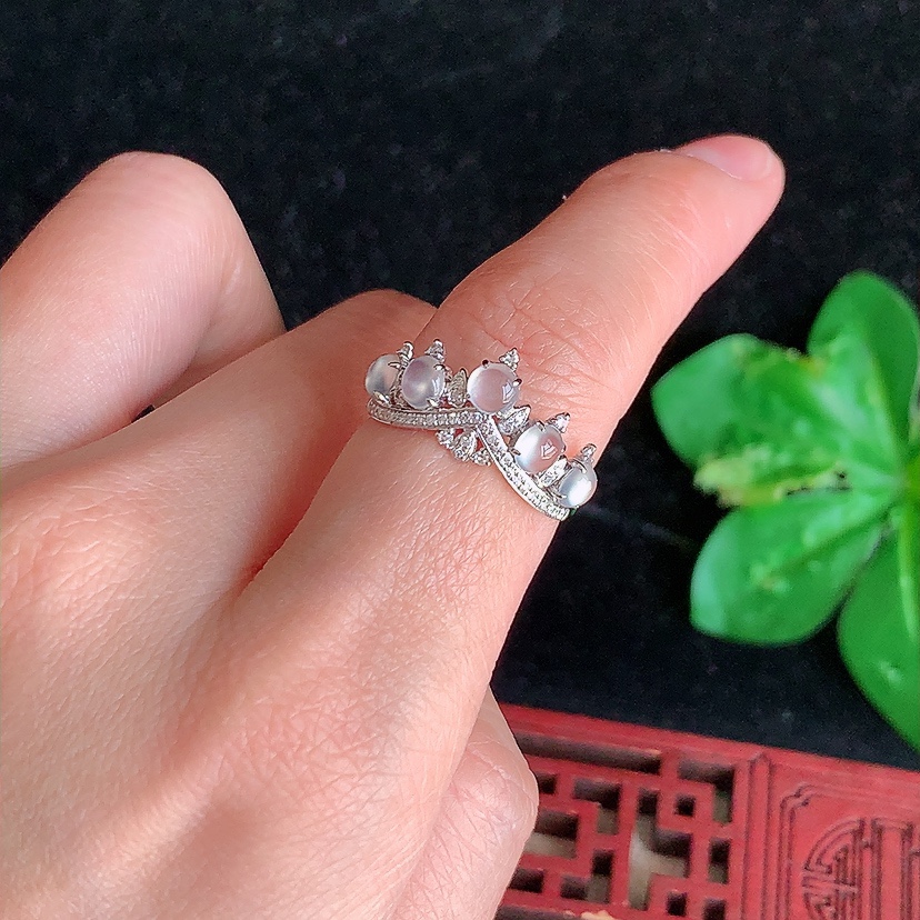 天然A货翡翠18K金伴钻镶嵌白月光蛋面戒指 圈口17.3裸石
尺寸3.2mm 重量2.05g 0314