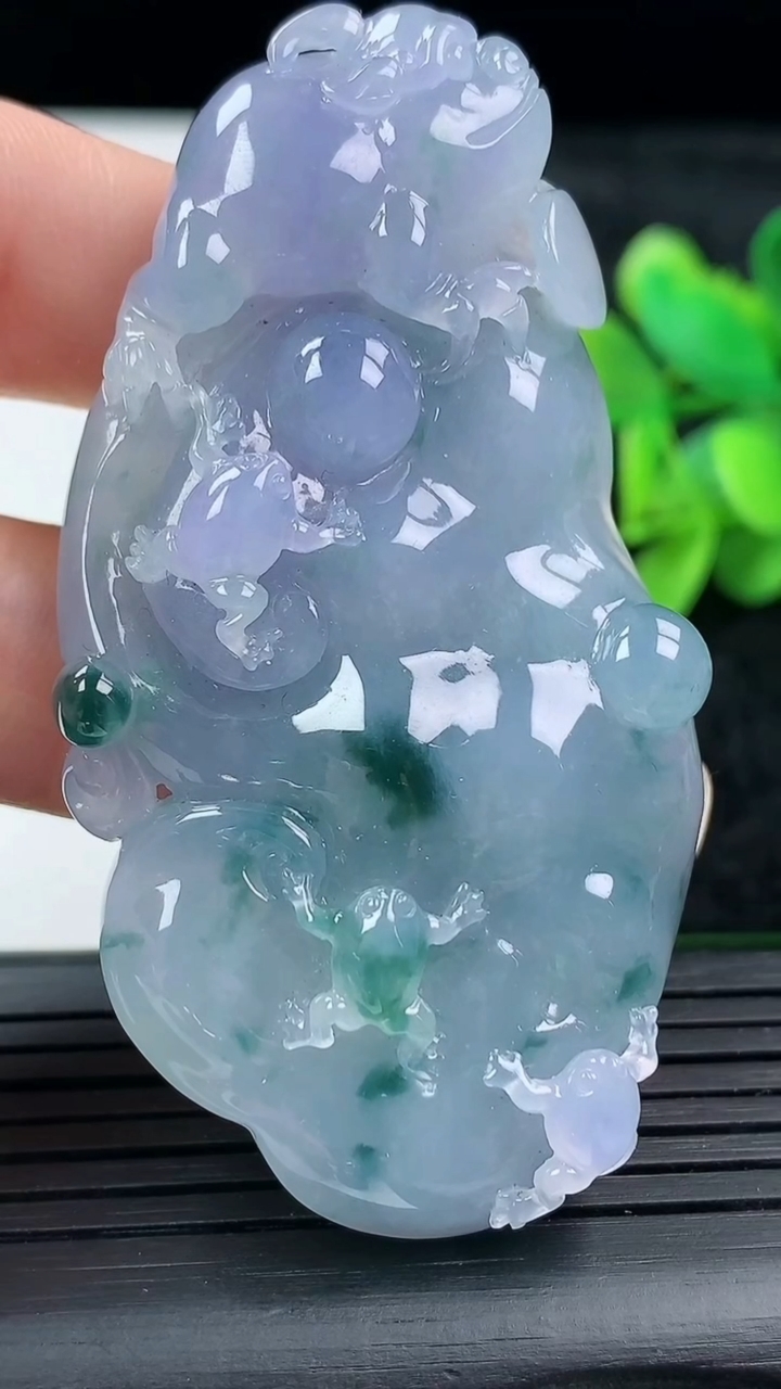 天然A货翡翠紫罗兰飘花如意吊坠尺寸62-33.9-11.6重量:39.83g
3月16日