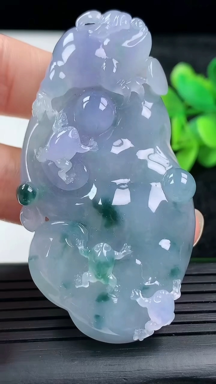 天然A货翡翠紫罗兰飘花如意吊坠尺寸62-33.9-11.6重量:39.83g
3月16日