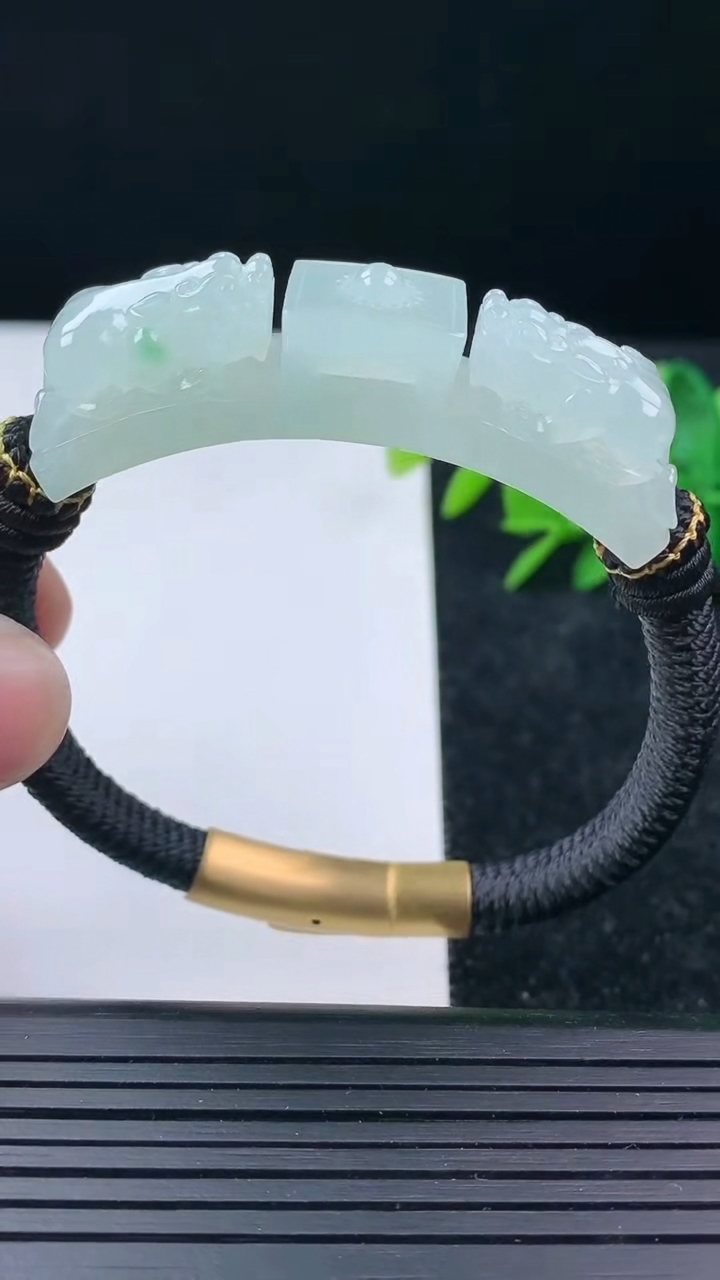 天然A货翡翠貔貅手牌尺寸53.3-12-13.1重量:32.40g
3月16日