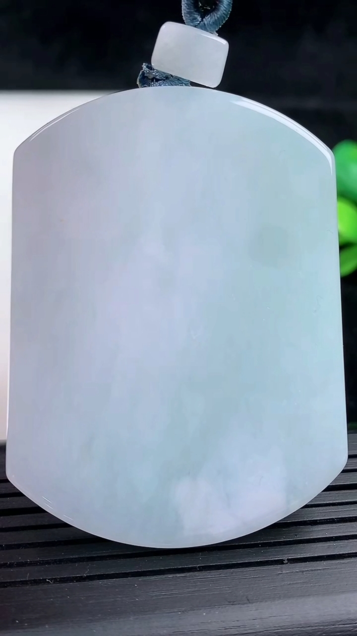 天然A货翡翠无事牌吊坠，尺寸57-42.6-6，重量:42.51g
3月16日