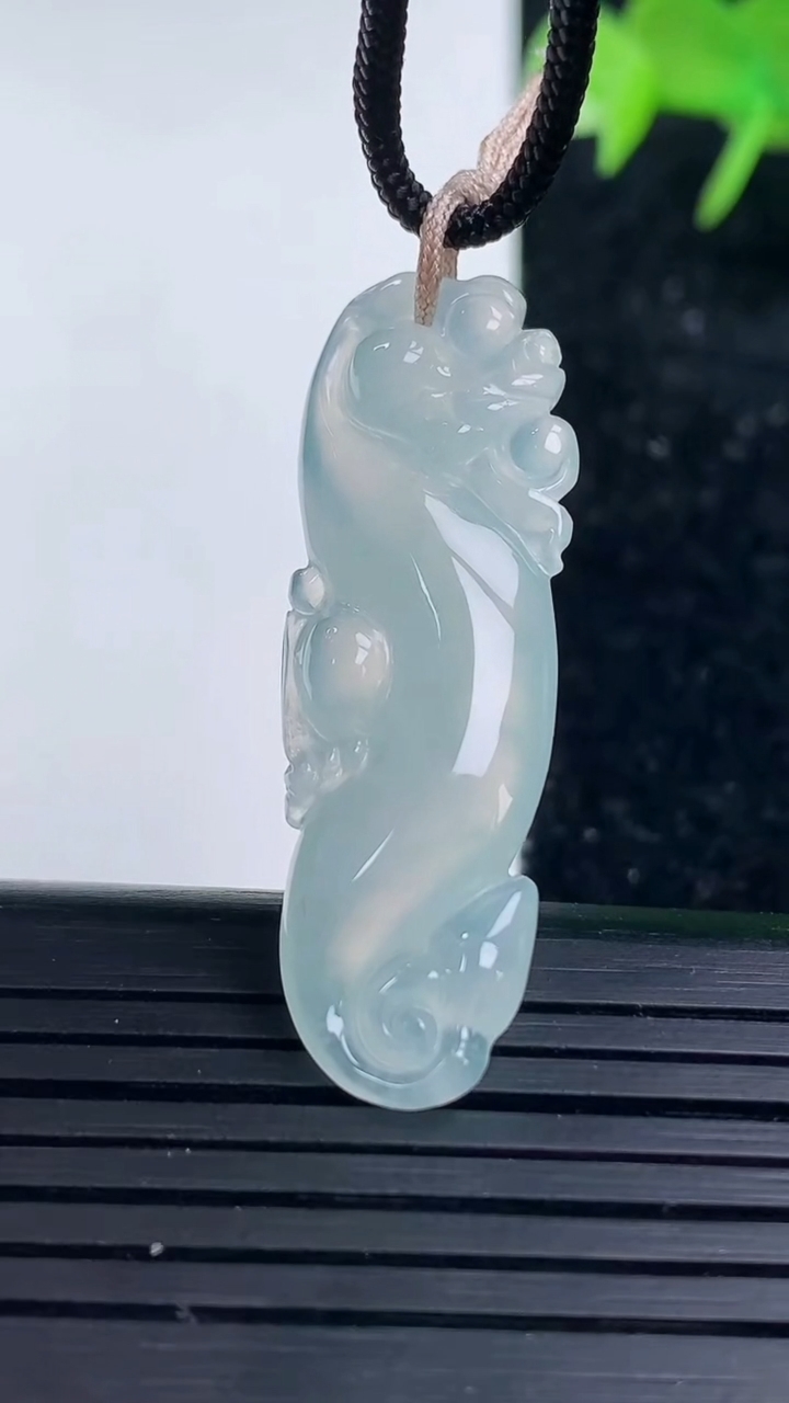 天然A货翡翠复古龙吊坠，尺寸40.6-12.6-5.5，重量:4.96g
3月16日