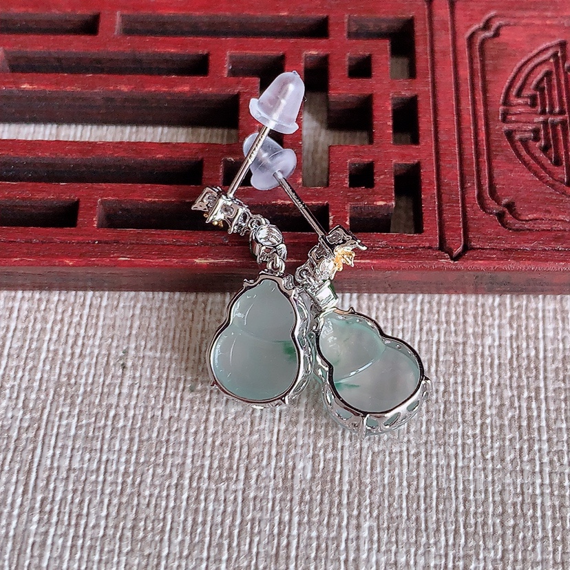 天然A货翡翠18K金镶嵌飘花葫芦耳坠 
尺寸12.2-9.6-4.8mm 重量3.53g 0315