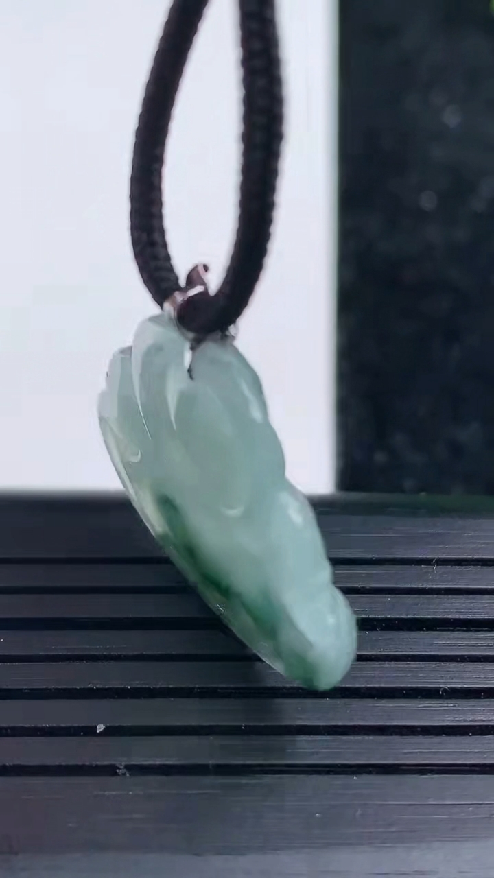 天然A货翡翠种飘花佛公吊坠，尺寸20-26-3.2，重量:3.18g
3月16日