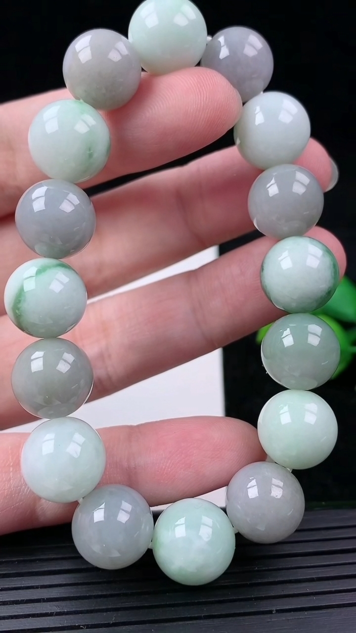 天然A货翡翠飘花圆珠手串，尺寸13.3，重量:59.79g3月16日
工厂直销收藏佳品,种好水足，色泽均匀，有种有色，上手高大气！