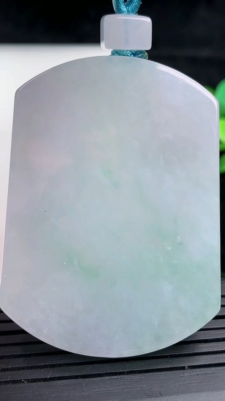 天然A货翡翠无事牌吊坠，尺寸53.5-40-6，重量:39.50g
3月16日