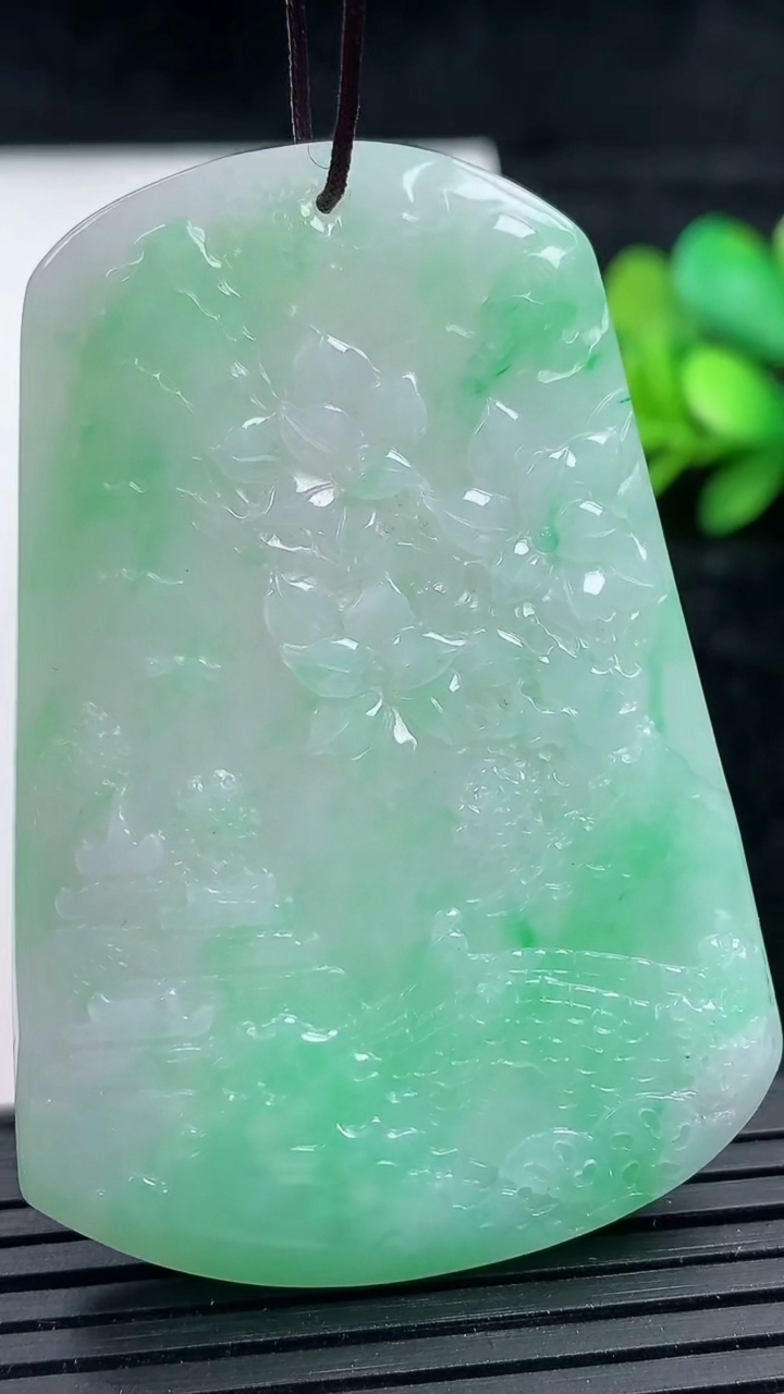 天然A货翡翠山水牌吊坠，尺寸57-40-6.5，重量:33.86g
3月16日