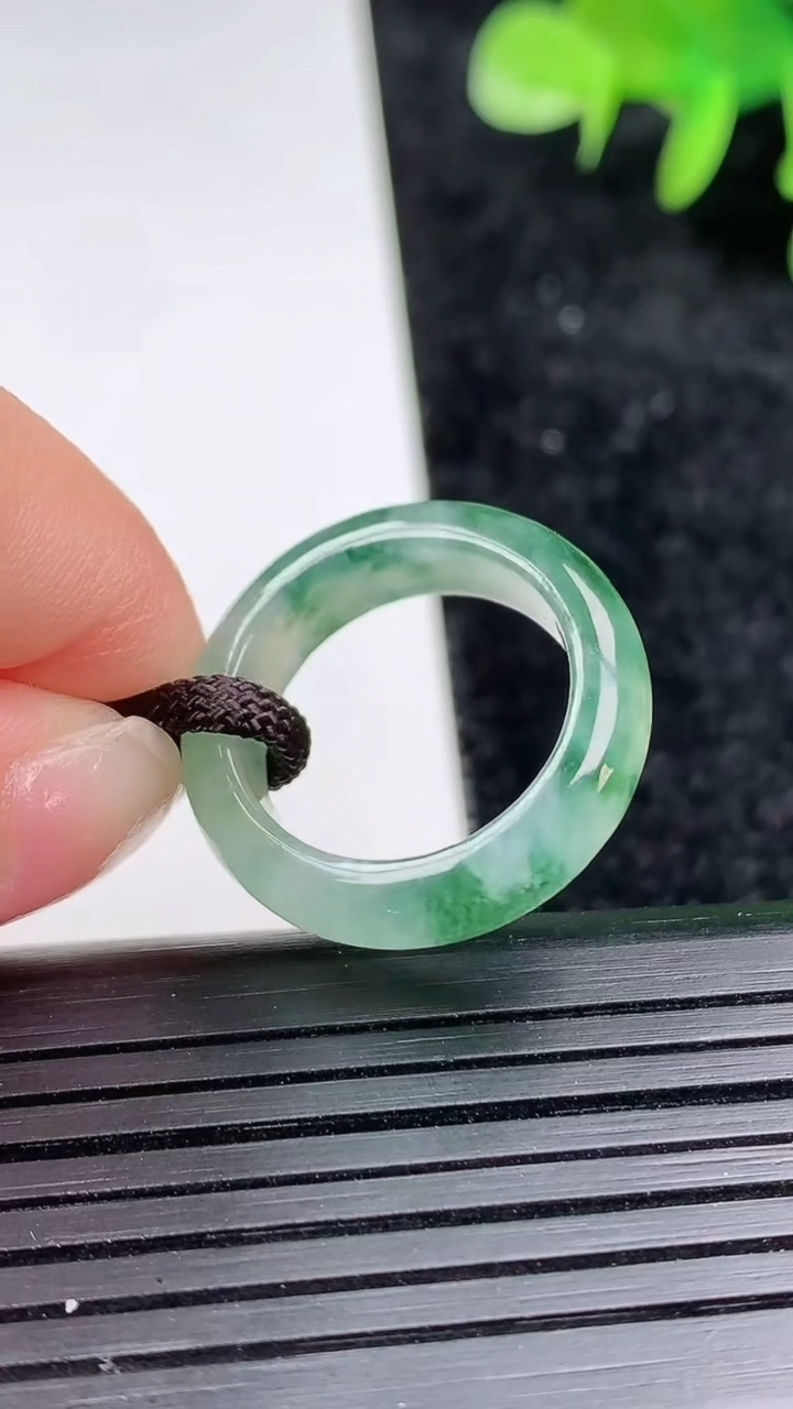 天然A货翡翠飘花素面玉指环 戒指，尺寸16.2-6-3.3，重量:3.18g2026年3月16日
工