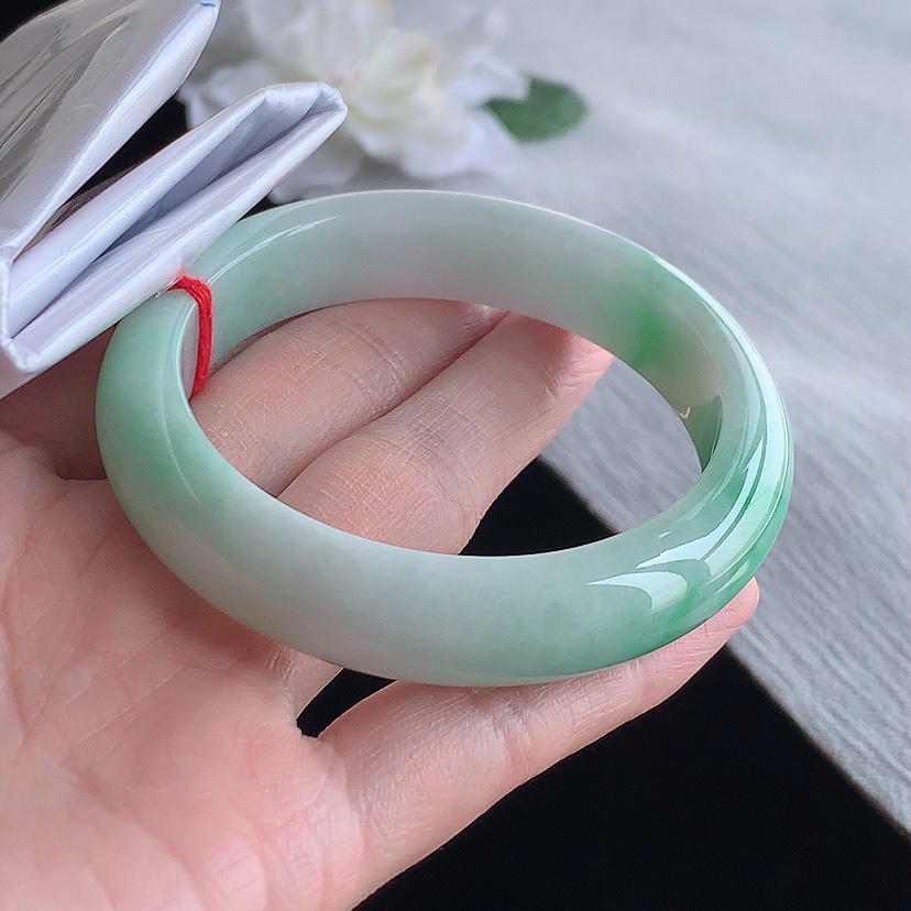天然A货翡翠飘绿正装正圈手镯53-54圈口  
尺寸53.5-12.6-8mm 0315