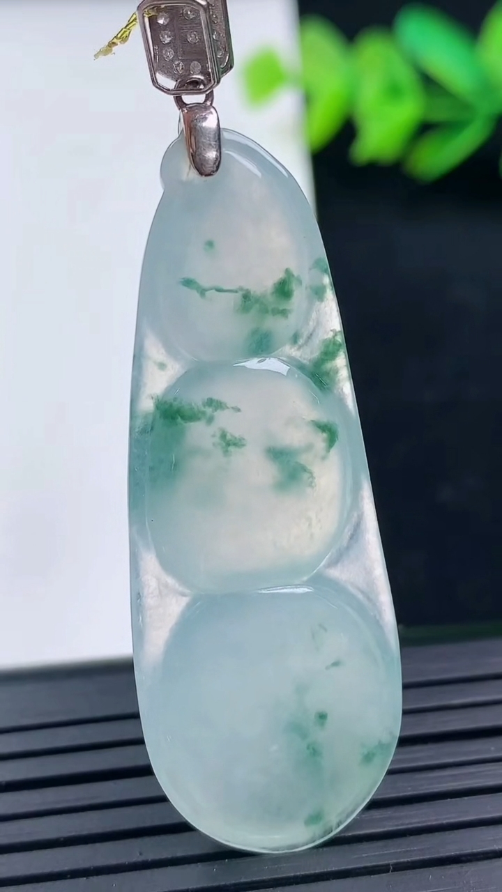 天然A货翡翠种飘花福豆吊坠尺寸50.6-17.5-6.1重量:9.74g
3月16日
