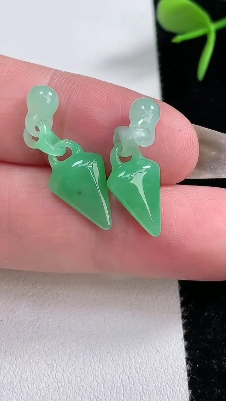 天然A货翡翠福贝吊坠，尺寸15-8.6-4.5，重量:2.48g
3月16日