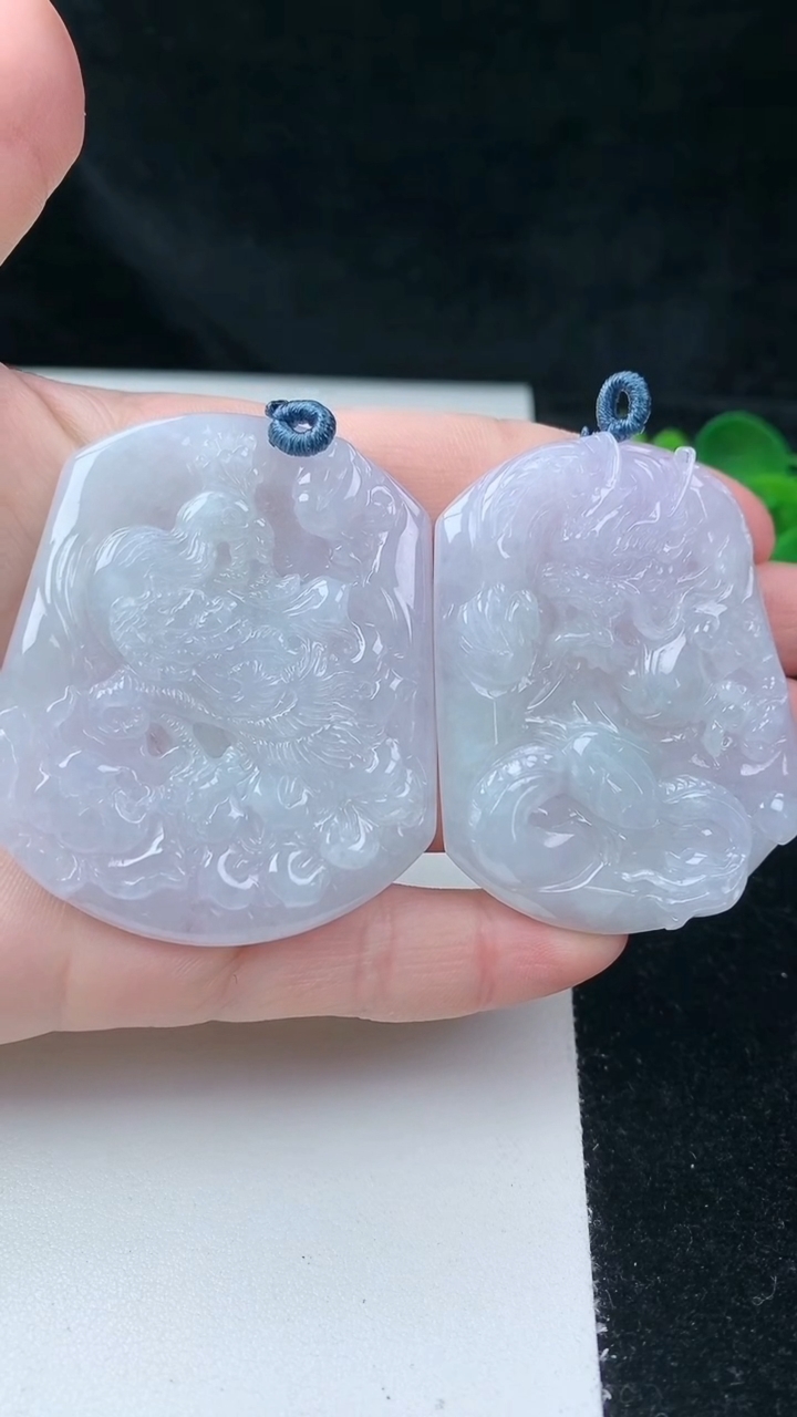 天然A货翡翠龙凤呈祥吊坠，尺寸50-44-5.2，重量:52.51g
3月16日