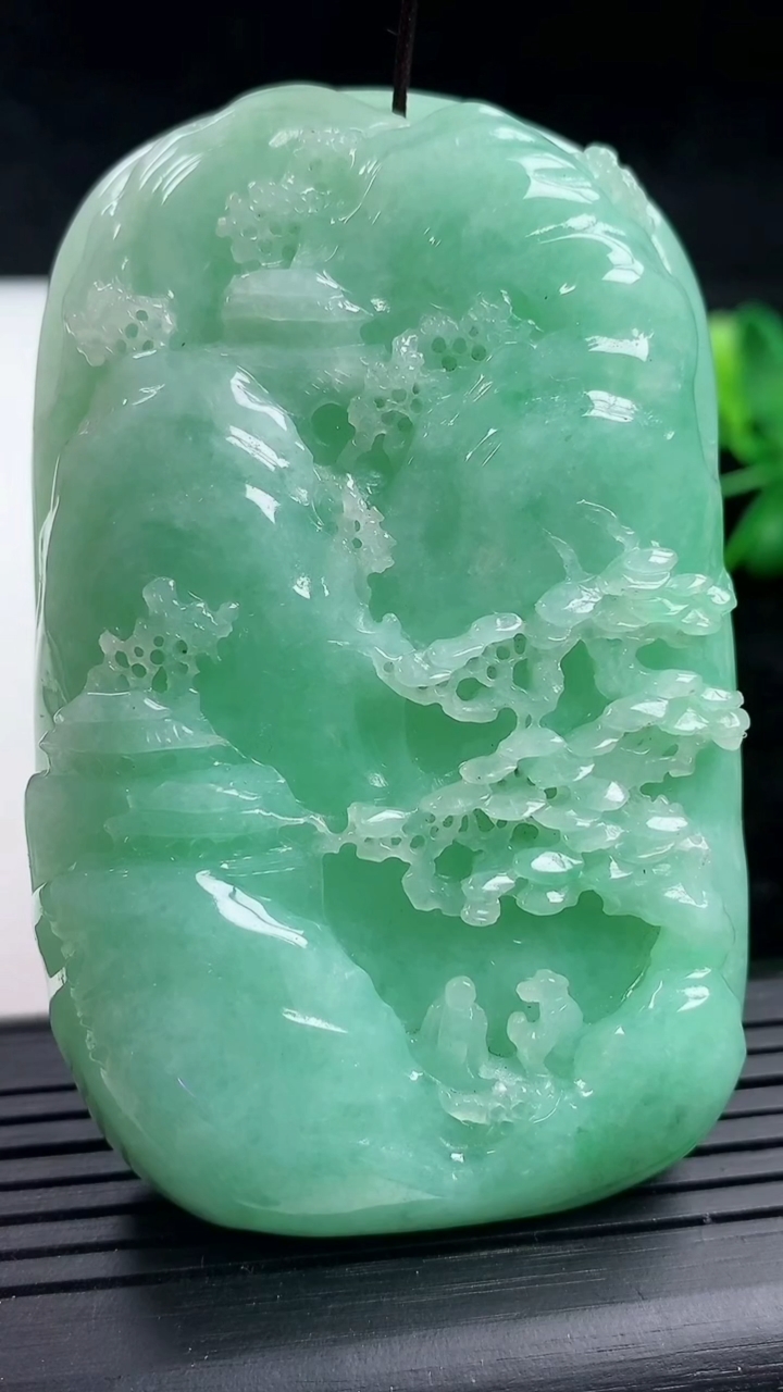 天然A货翡翠山水牌吊坠，尺寸73-46-11，重量:89.66g
3月16日