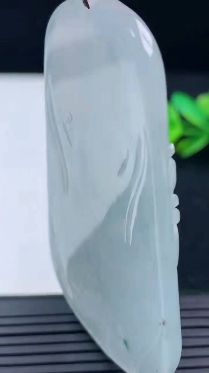 天然A货翡翠种飘花文殊菩萨吊坠尺寸70-42.3-5.5重量:38.95g
3月16日