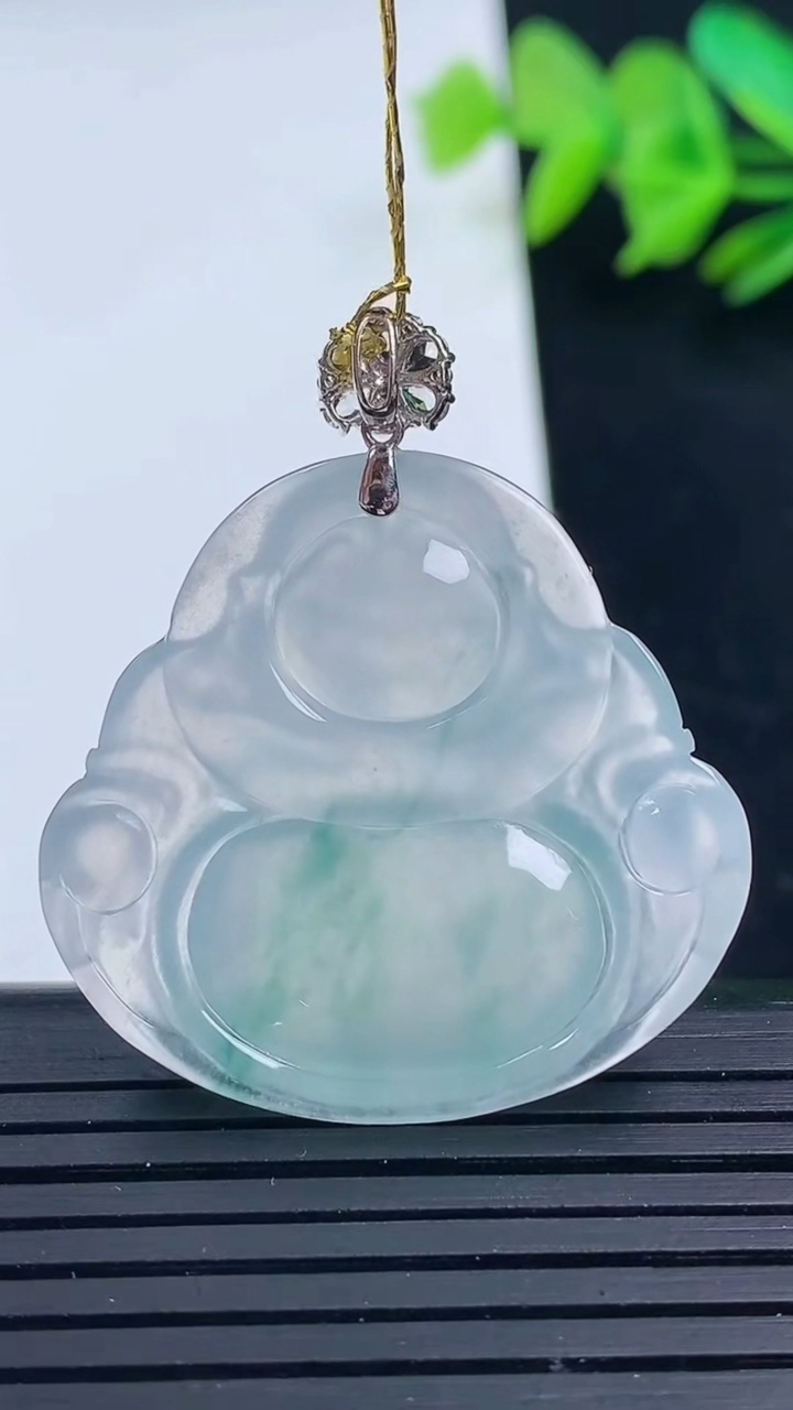 天然A货翡翠种飘花佛公吊坠尺寸30.7-32.4-5.8重量:9.56g
3月16日