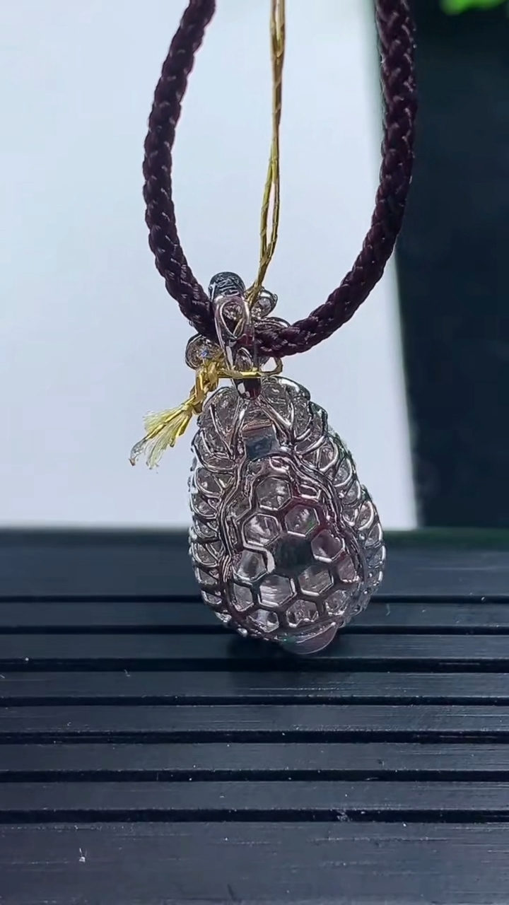 天然A货翡翠葫芦吊坠尺寸22.2-10.7-10.2裸石12.2-8.1重量:3.19g
3月16日