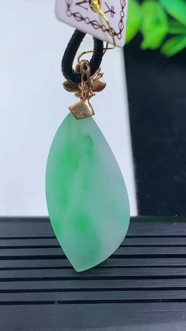 天然A货翡翠随形吊坠尺寸32.4-15.1-4.9重量:5.57g
3月16日