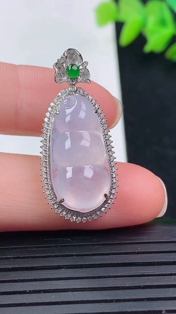 天然A货翡翠种白冰福豆吊坠尺寸31.6-13.5-8.3裸石21.1-10.4重量:3.55g
3月