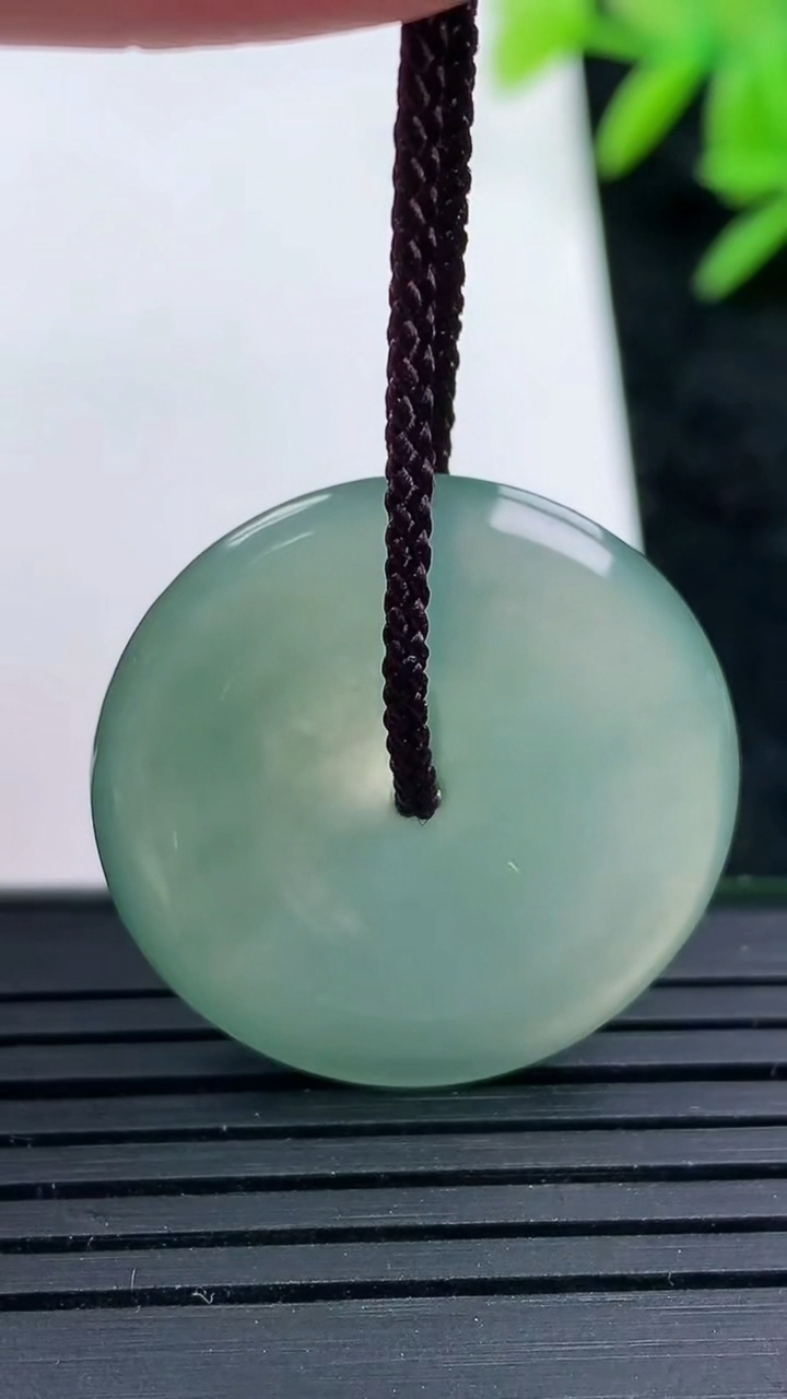 天然A货翡翠平安扣吊坠，尺寸26.5-4.2，重量:6.57g
3月16日