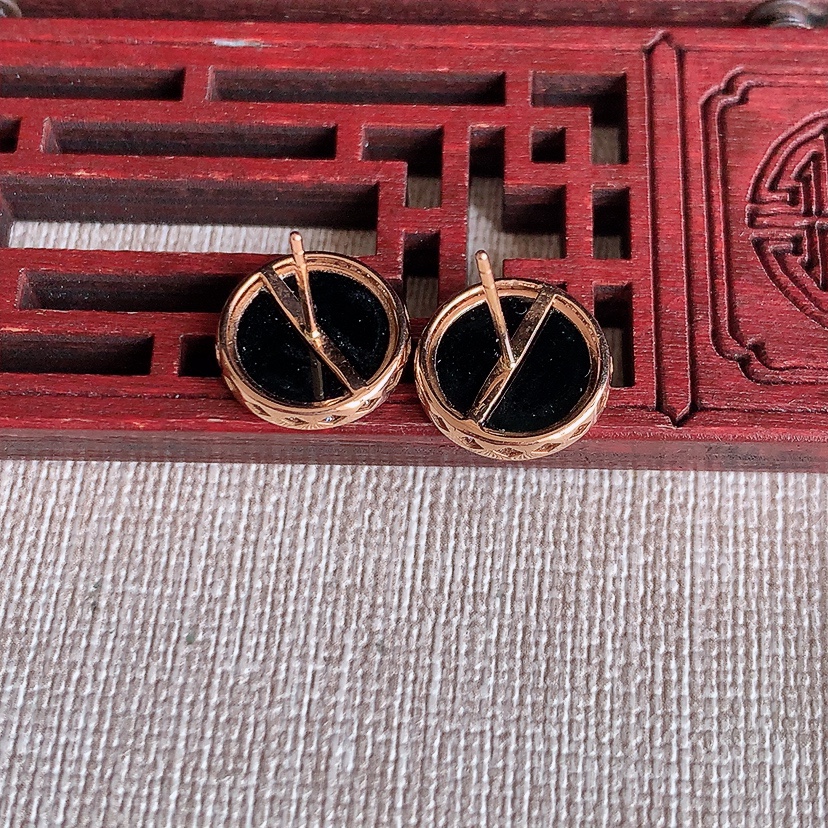 天然A货翡翠18K金伴钻镶嵌墨翠无事牌耳钉 打灯全透 
尺寸10.3-2mm 重量2.36g 0315