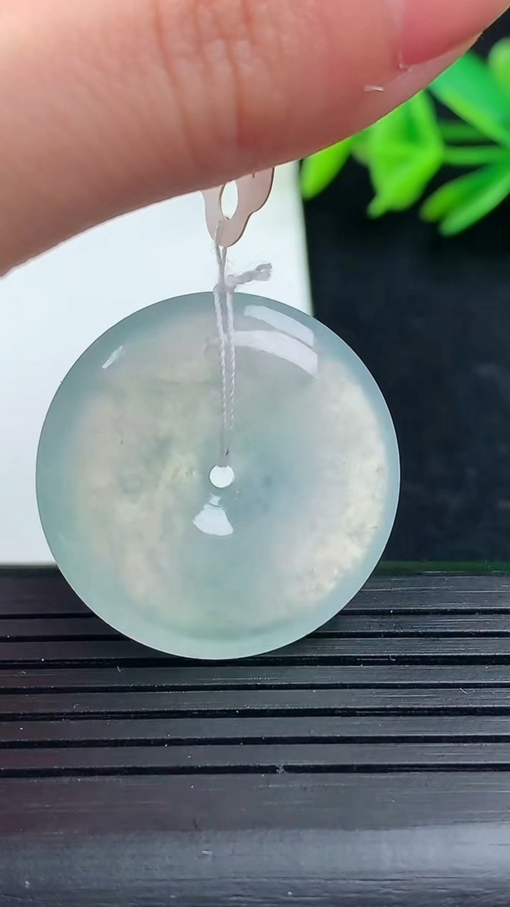 天然A货翡翠冰种飘花平安扣吊坠尺寸27.4-5.4重量:8.62g
3月16日