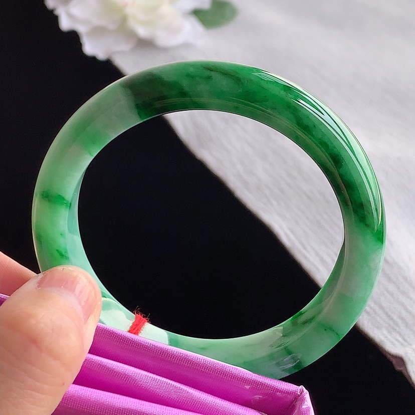 天然A货翡翠飘阳绿正装正圈手镯55-56圈口  
尺寸55.5-12-8.3mm 0315