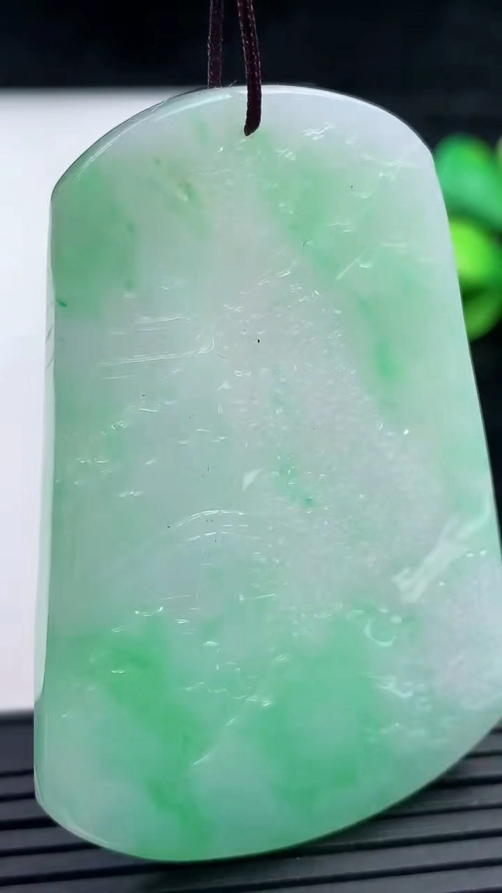 天然A货翡翠山水牌吊坠，尺寸57-40-6.5，重量:33.86g
3月16日
