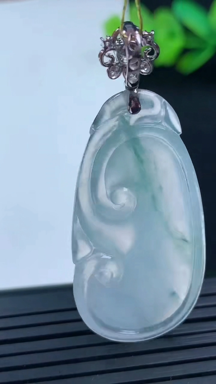 天然A货翡翠种飘花如意吊坠尺寸41-20.3-5重量:8.38g
3月16日