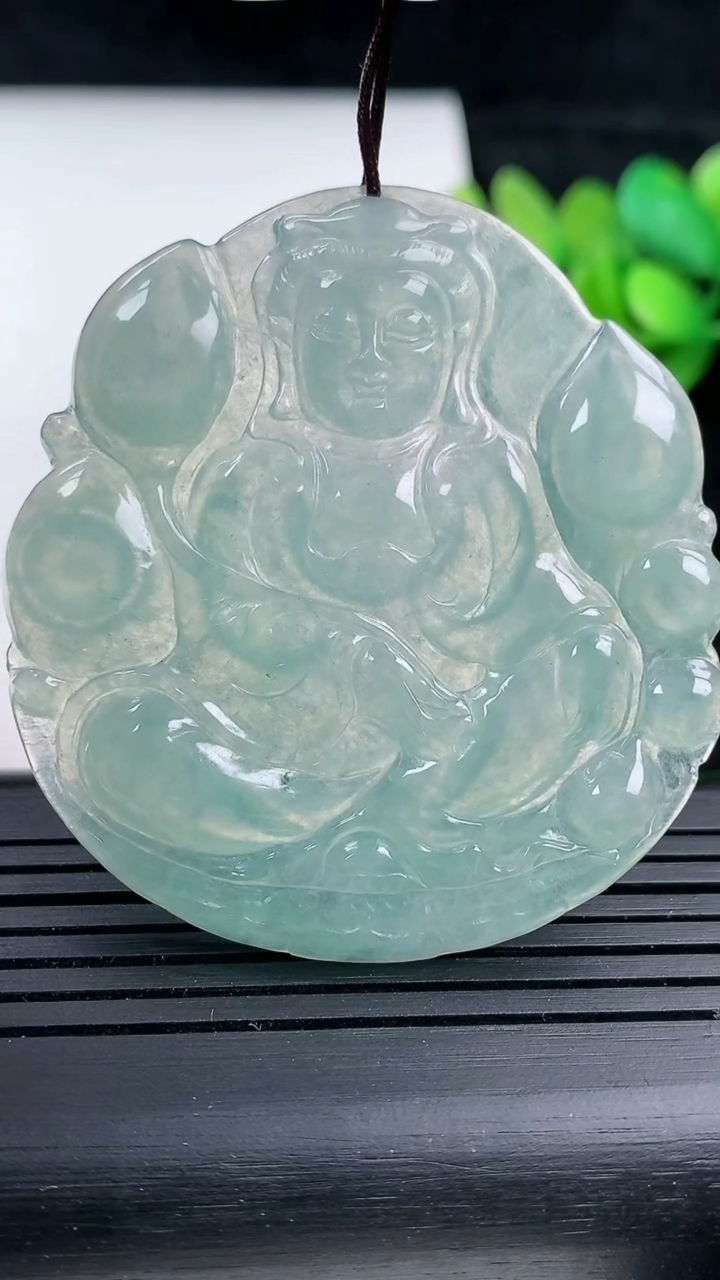 天然A货翡翠大势至菩萨吊坠，尺寸51-48-3.6，重量:17.97g
3月16日