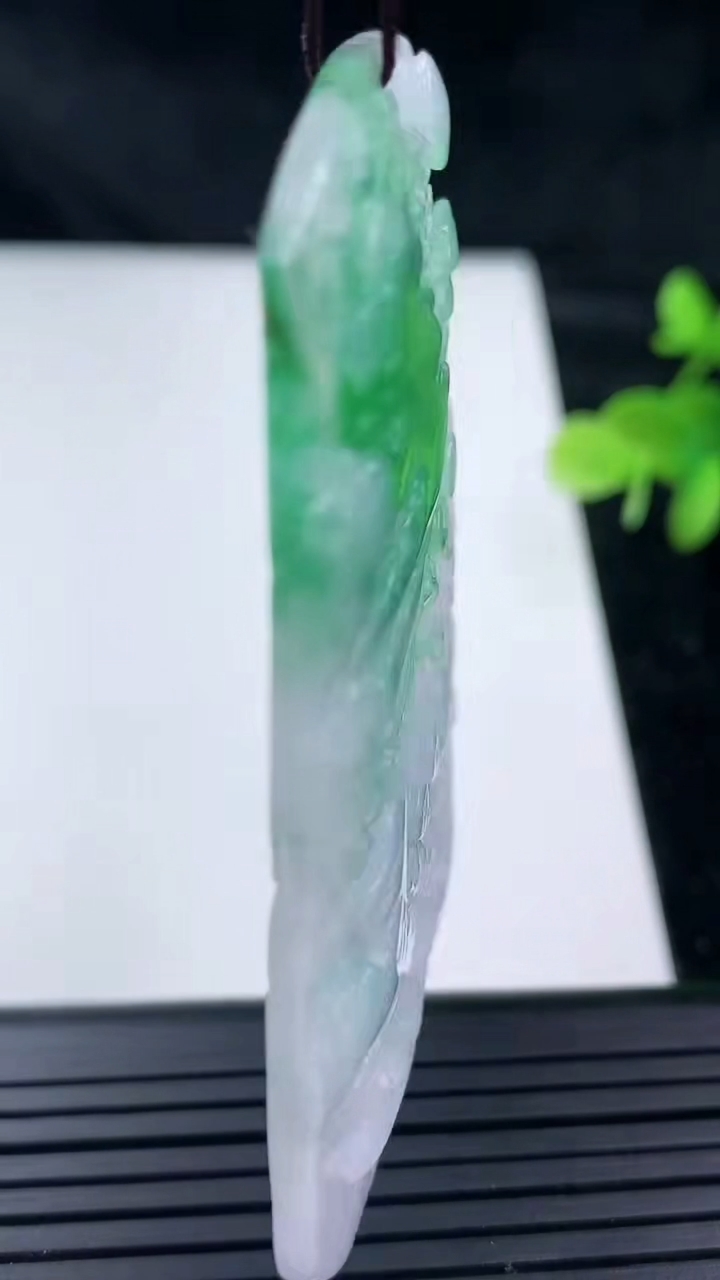 天然A货翡翠山水牌吊坠，尺寸68-44-5，重量:33.07g
3月16日