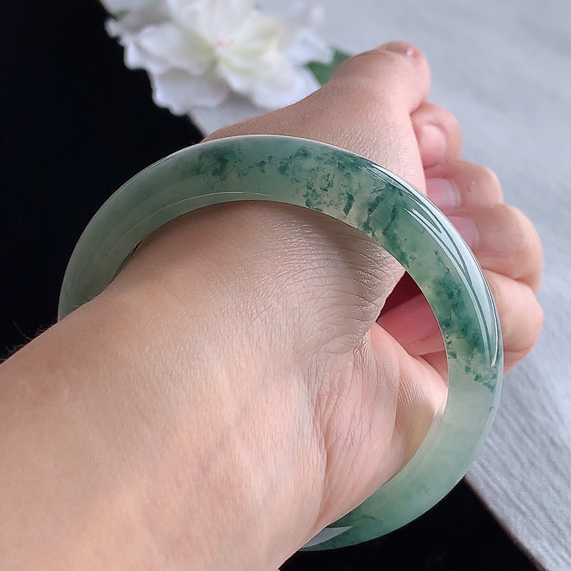 天然A货翡翠飘花正装正圈手镯56-57圈口  
尺寸56.5-13-8mm 0315