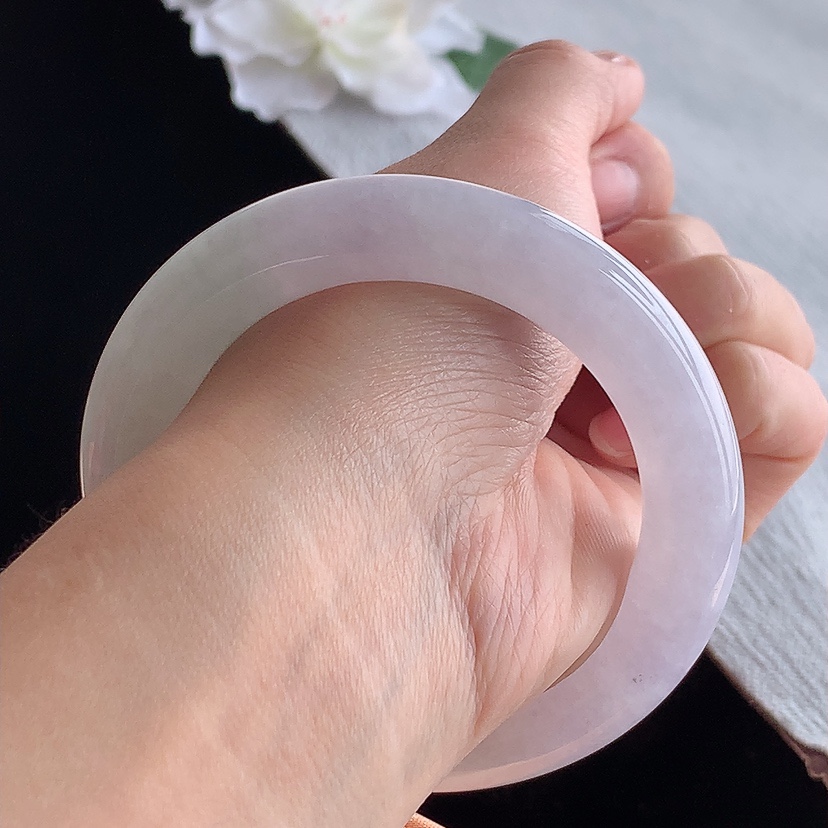 天然A货翡翠淡紫罗兰胖圆条手镯55-56圈口 
尺寸55.6-11.6mm 0315