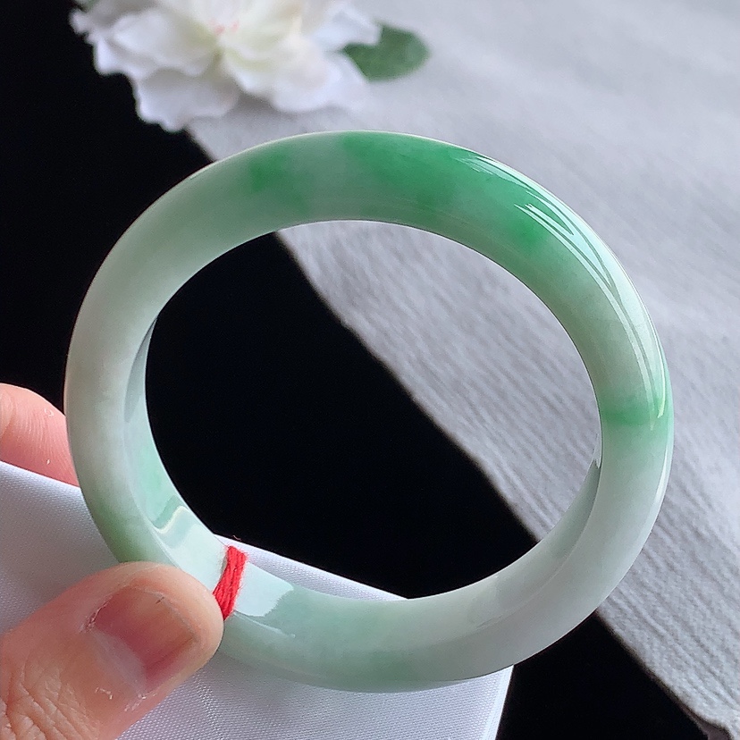 天然A货翡翠飘绿正装正圈手镯53-54圈口  
尺寸53.5-12.6-8mm 0315