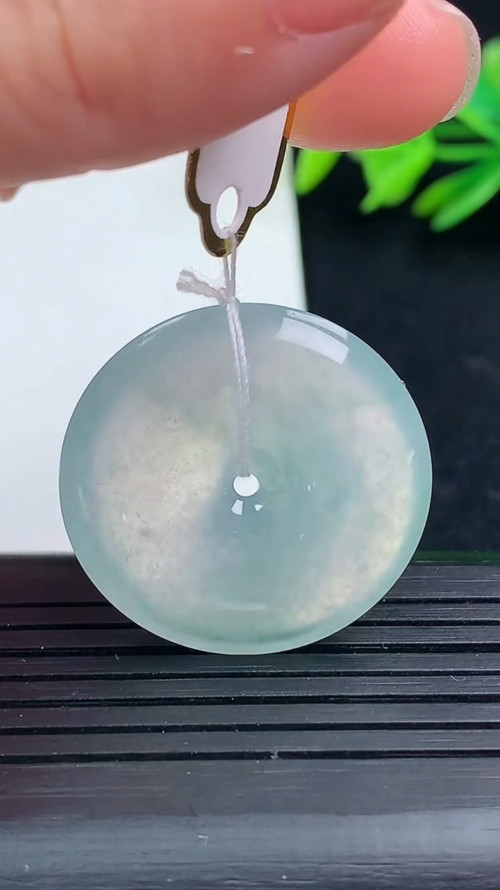 天然A货翡翠冰种飘花平安扣吊坠尺寸27.4-5.4重量:8.62g
3月16日