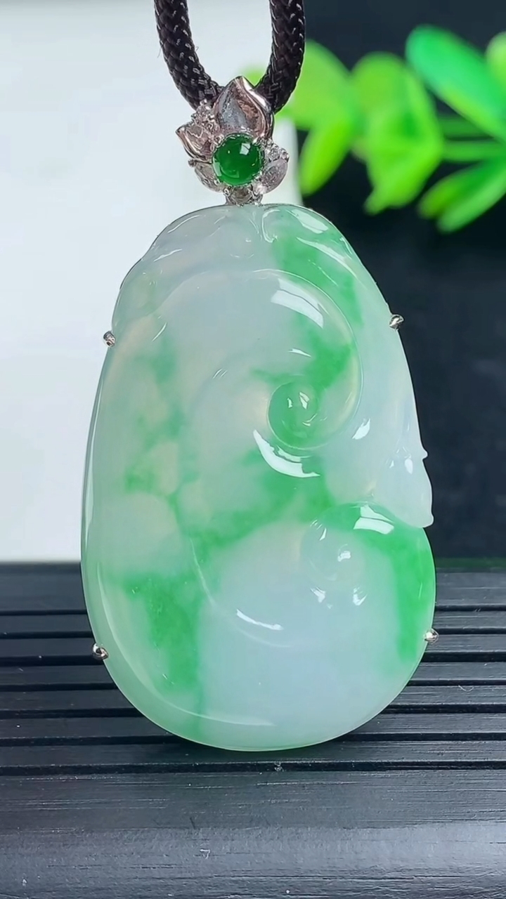 天然A货翡翠如意吊坠尺寸37.8-24-4.3重量:7.78g
3月16日