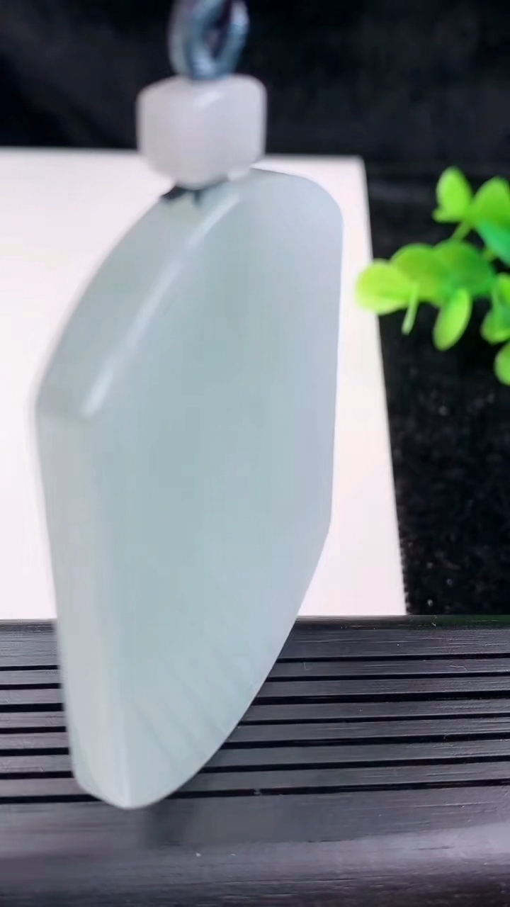 天然A货翡翠无事牌吊坠，尺寸55-42-5.5，重量:38.77g
3月16日