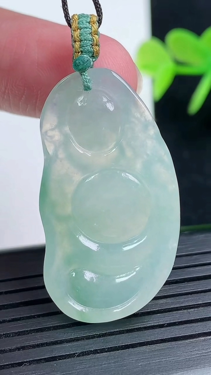 天然A货翡翠财神爷吊坠尺寸35.9-19.7-5.4重量:8.15g
3月16日