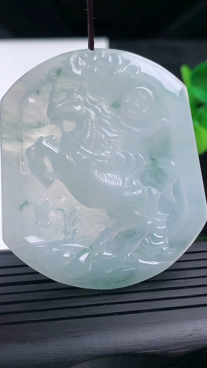 天然A货翡翠飘花生肖马吊坠尺寸54.1-47.2-5.1重量:26.34g
3月16日