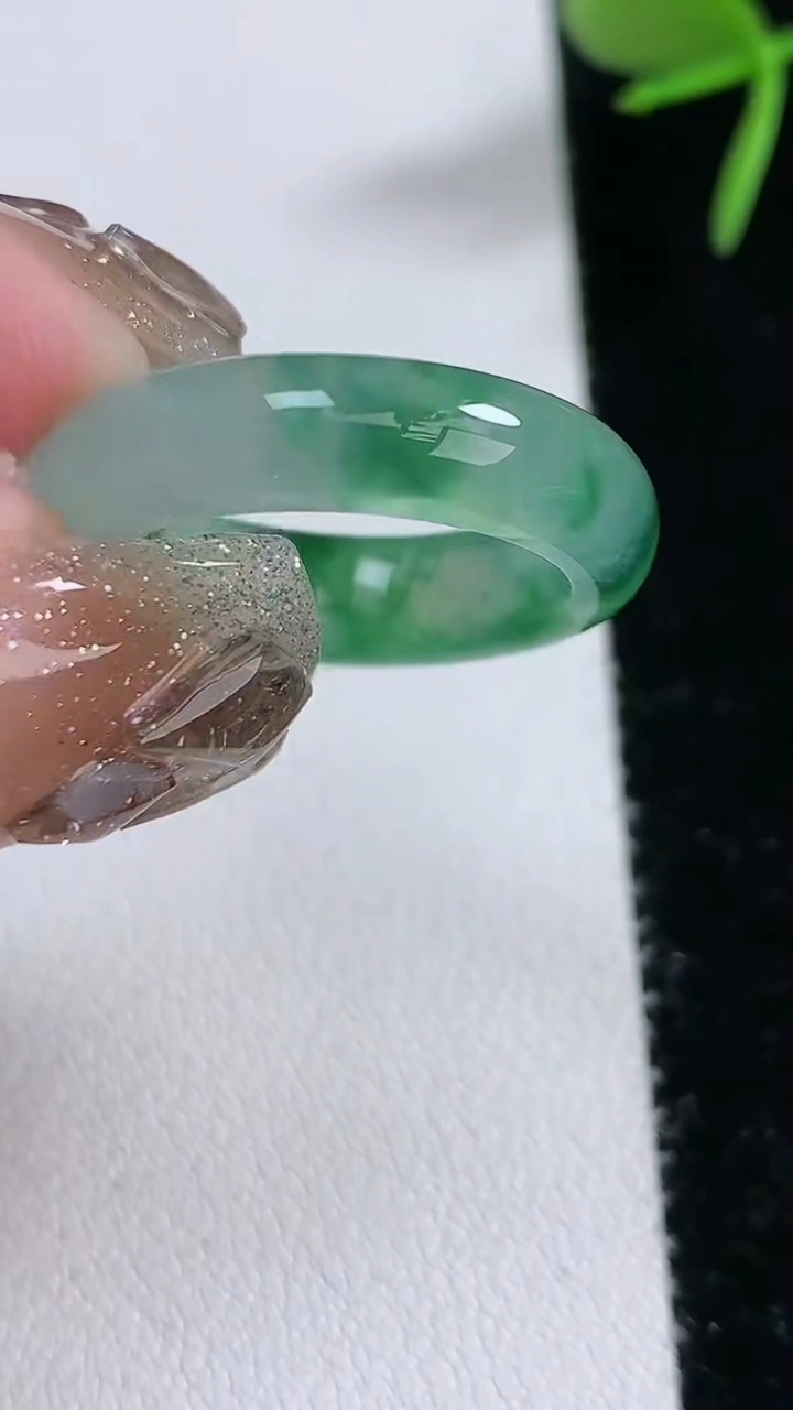 天然A货翡翠冰种飘花玉指环戒指，尺寸16.8-5.6-4，重量:4.14g2026年3月16日
工厂直销收藏佳品,种好水足，色泽均匀，有种有色，上手高大气！