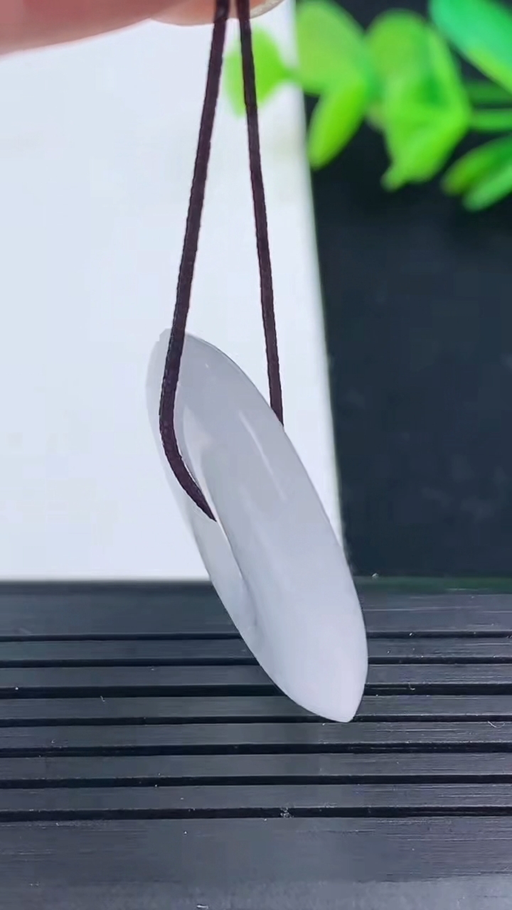 天然A货翡翠种白冰平安扣吊坠尺寸26.3-5.4重量:7.98g
3月16日