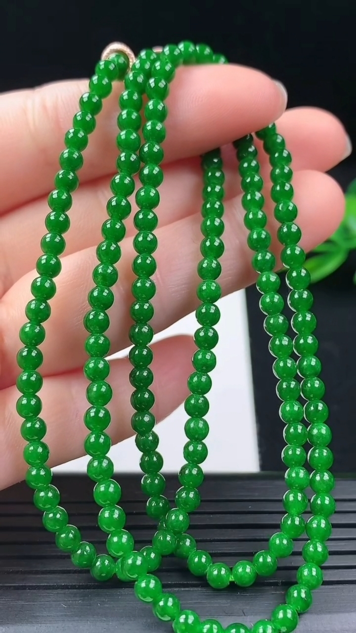 天然A货翡翠小米珠项链尺寸4-164颗重量:19.14g3月16日
工厂直销收藏佳品,种好水足，色泽
