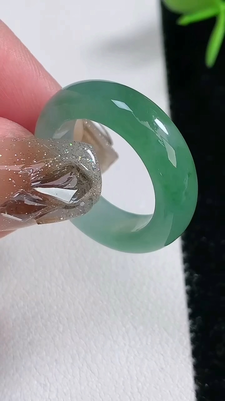 天然A货翡翠玉指环戒指，尺寸17-6-4，重量:4.83g2026年3月16日
工厂直销收藏佳品,种