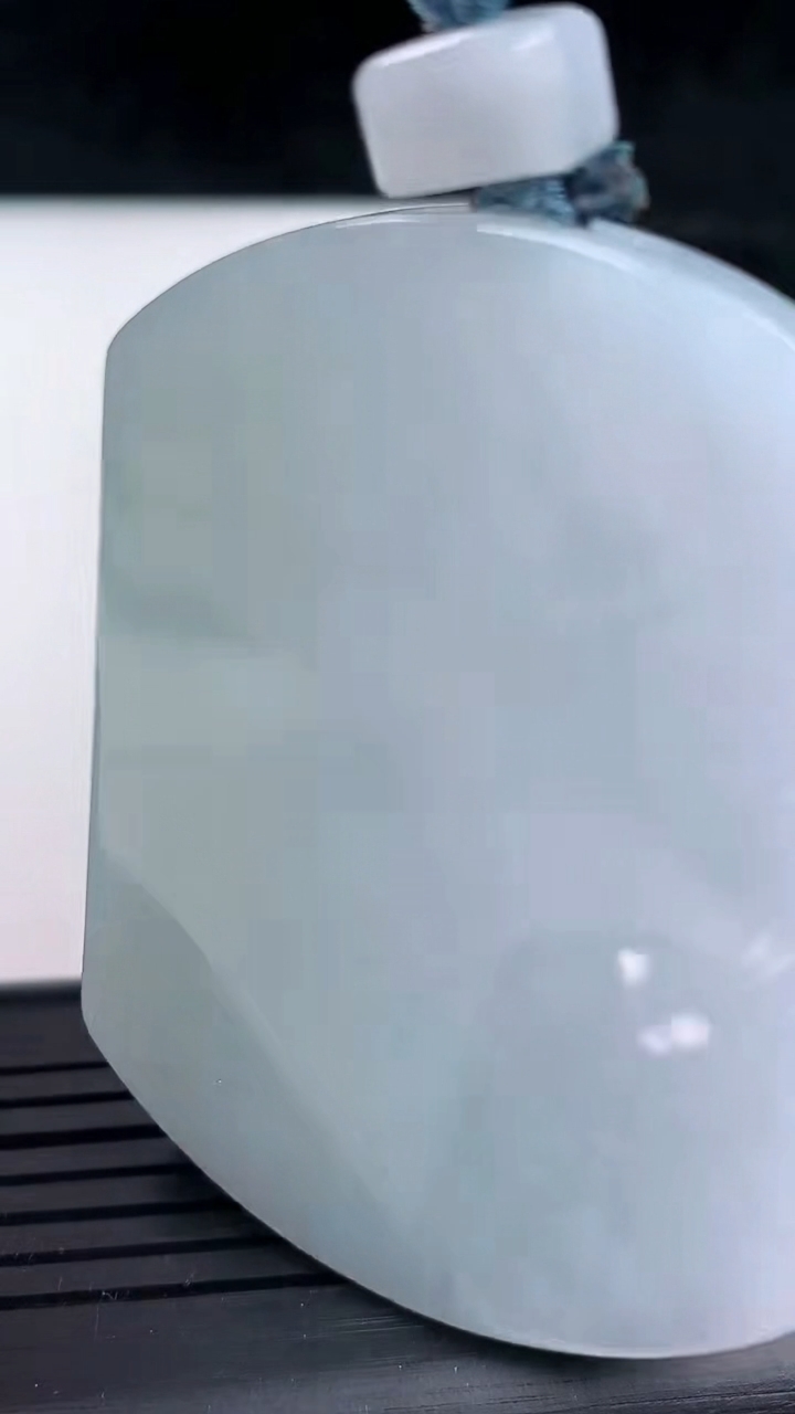 天然A货翡翠无事牌吊坠，尺寸57-42.6-6，重量:42.51g
3月16日