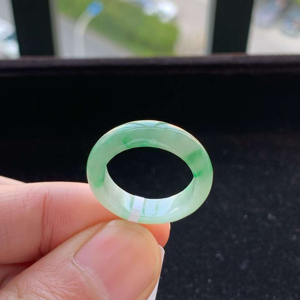 A货天然翡翠冰糯种飘绿戒指17号重量4.00
3月16日