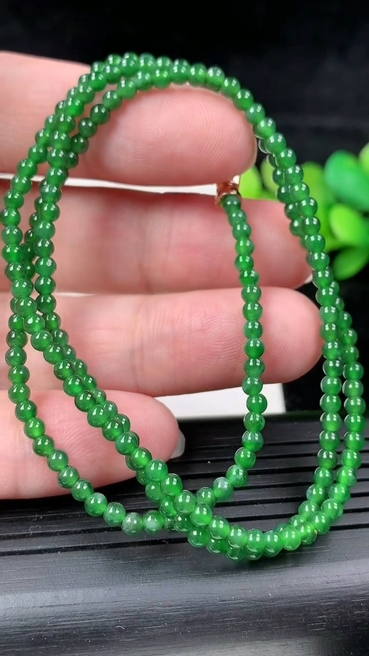 天然A货翡翠圆珠项链，尺寸4，重量:15.37g3月16日
工厂直销收藏佳品,种好水足，色泽均匀，有