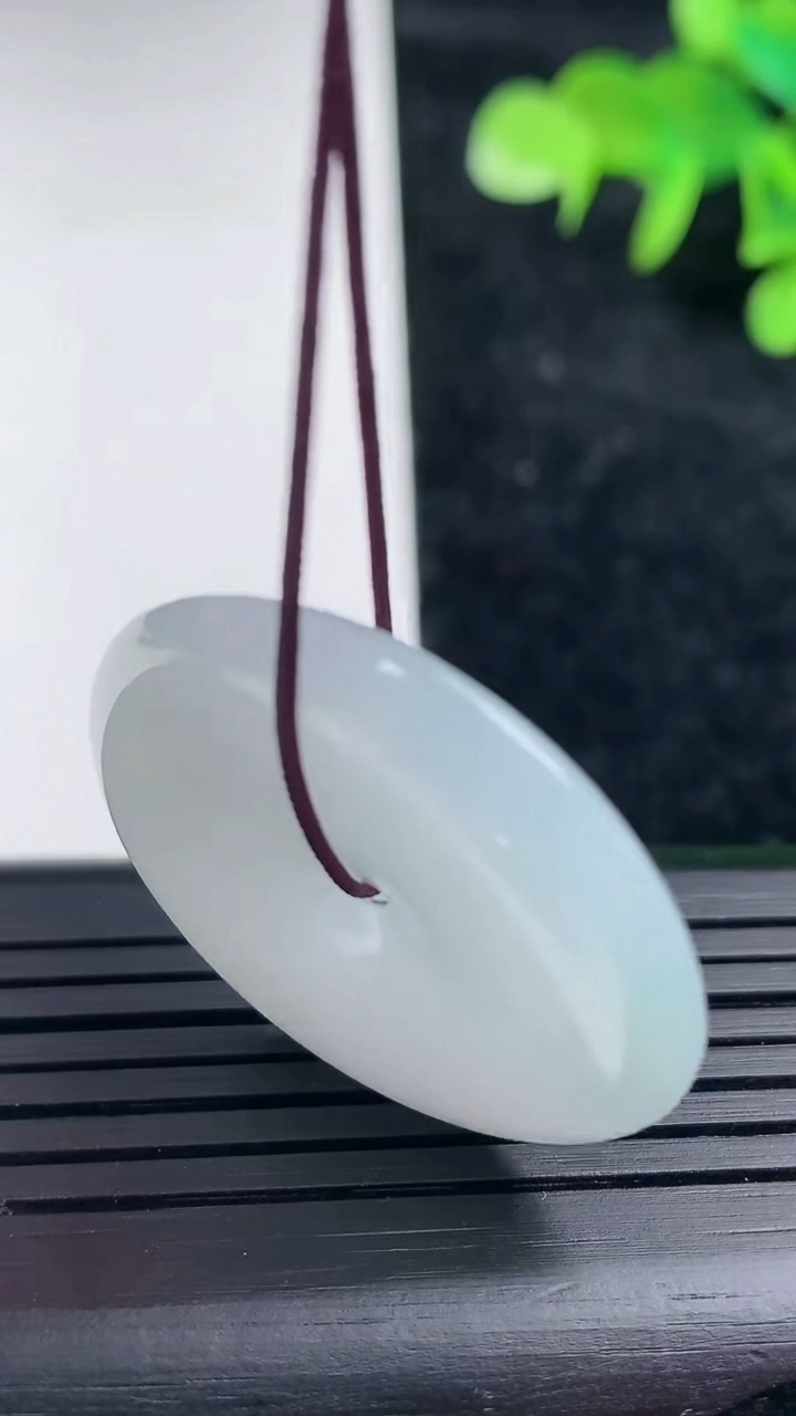 天然A货翡翠飘花平安扣吊坠，尺寸30-5.2，重量:11.50g
3月16日