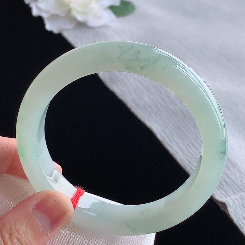 天然A货翡翠飘花正装正圈手镯58-59圈口 
尺寸58-12-8.6mm 0315