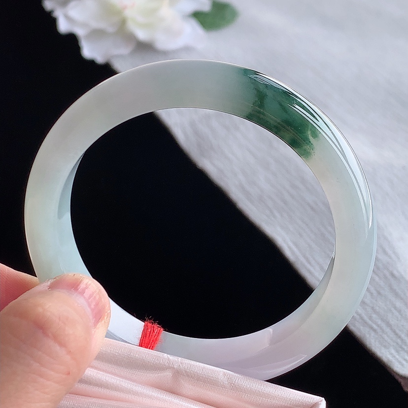 天然A货翡翠飘花正装正圈手镯55-56圈口 
尺寸55-11.6-7.6mm 0315